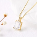 Detailaufnahme eines goldener quadratischer Zirkonia-Anhänger an einer Box-Kette - Weiß