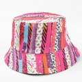 Détail d'un chapeau bob avec imprimés animaliers et motifs de patchwork colorés - M(56-58cm) / Imprimé Collage Multicolore (35#)