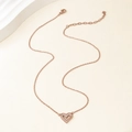 Detail der roségoldenen Herzanhänger-Halskette mit schimmerndem weißen Zirkon-Inlay für Damen - 14k / Roségold