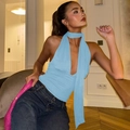 Haut bleu clair à licou avec dos nu et lanières nouées porté avec un jean - Bleu