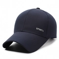 Donkerblauwe sportpet met mesh ventilatie en zilveren SPORTS-opdruk op de zijkant - Marineblauw / Verstelbaar