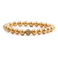 Elegante bracciale di perle dorate con una perla metallica centrale incisa su sfondo bianco - Oro champagne