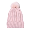 Détail du bonnet en maille torsadée rose clair avec pompon en fausse fourrure douce - Rose