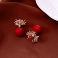 Dettaglio di orecchini a fiore placcati oro 18k con perline rosse su tessuto vintage - Perno per orecchini in argento sterling 925/Rame/Perla d'imitazione/Zirconia / Oro Caffè Chiaro-Rosso (WE6015)
