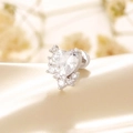 Clou d'oreille cœur en zircon et acier titane argenté sur un tissu en soie beige - Blanc (Pièce Unique)