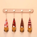 Quattro gnomi autunnali con foglie d'acero e cappelli a righe appesi a ganci di legno - Stile 1 (Foglia d'acero e strisce)