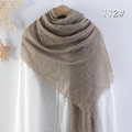 Sciarpa in cotone e lino taupe con trama plissettata e frange su gruccia in legno - Grigio Marrone (112)