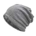 Gorro slouchy de punto gris oscuro con parche metálico plateado para el invierno - M (56-58cm) / Gris