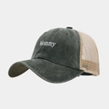 Detalle macro del bordado Mommy y la malla transpirable de la gorra de béisbol - Ajustable / Verde Militar
