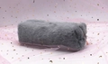Détail de la trousse en peluche grise avec fausse fourrure douce et fermeture éclair dorée - Gris
