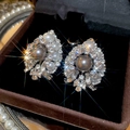 Makroaufnahme der Silberohrringe mit grauen und weißen Perlen und funkelnden Strasssteinen - Graue Vintage Gesellschaftlerin Strass Perlenstecker (74)
