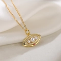 Vergoldete Evil Eye Halskette mit Perlen und Zirkonia auf weißem Seidenhintergrund - Stil 23980