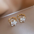Elegante gouden oorringen met witte camelia bloemhanger en parel voor dames - Witte Bloemen Oorgespsluiting