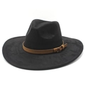 Detalle de un sombrero fedora negro de ala ancha con banda de cuero y hebilla dorada - M (56-59cm) / Negro Gamuza