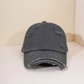 Cappellino da baseball in cotone grigio scuro invecchiato con due anelli metallici e strappi - Taglia unica / Grigio