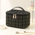 Kosmetiktasche aus schwarzem und goldenem Tweed mit Ledergriff und Metall-Reißverschluss - Geheimnisvolles Schwarz