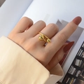 Anello aperto minimalista con doppia sfera placcato in oro 18 carati su mano donna - US 6 / Oro