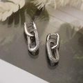 Moderne silberne Doppel-Gliederohrringe mit glitzernden Kristallen für einen luxuriösen Look - Silber