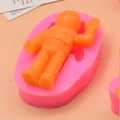 Roze siliconen astronaut vorm en oranje figuur met gedetailleerde ruimtepak textuur - Zwaaiende Astronaut Stijl (2)