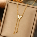 Elegante goldene Schmetterlings-Y-Halskette mit Perlmutt-Inlay und kleinen Goldperlen - 090