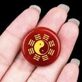 Roter Achat-Anhänger mit goldenem Yin-Yang-Bagua-Symbol und traditionellem Design - Roter Achat
