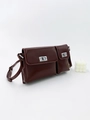 Dettaglio borsa baguette vintage marrone con doppi scomparti e chiusura a girello argento - Borgogna