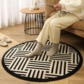 Thick round rug with black and beige geometric patterns on a wooden floor - Diameter 80cm / Geometric Steps