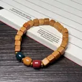 Sandelholz-Armband im Zen-Stil mit dreifarbigen Perlen und goldenen Akzenten - Sandelholz 7mm Mehrfarbige quadratische Perlen