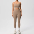 Vue de face d'un ensemble de yoga marron clair avec haut à fines bretelles et legging taille haute - S / Haut Et Bas / Brun Mocha
