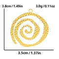 Detailansicht des goldenen Spiralanhängers mit Maßen 3,8 cm Höhe und 3,5 cm Breite - Gold
