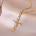Elegante goldene Kreuzhalskette mit funkelnden Zirkonia auf champagnerfarbener Seide - Kreuz Mit Weißem Zirkonia Stil