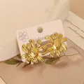 Ohrstecker aus poliertem goldenem Edelstahl mit Gänseblümchen-Motiv und Blütenblättern - Gold Sonnenblume (6)