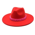 Nahaufnahme eines roten Wollhutes mit breiter Krempe und einer modischen rosa Gliederkette - Rot / M (56-58cm)