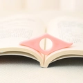 Soporte ergonómico de acrílico rosa para libros que facilita la lectura a una mano - Rosa Sólido / 8.5cm