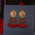 Detalle de pendientes bohemios con borlas rojas y grabado floral dorado de moda - Rojo Dorado Vintage