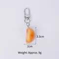 Realistische PVC knoflookteentje sleutelhanger met oranje verloop en metalen sluiting - Geroosterde knoflookteen - Kreeftsluiting