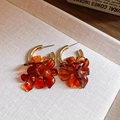 Detail von bernsteinfarbenen Blumenohrringen mit goldenen Metallschlaufen und Harzperlen - Gold-Orange (Bernstein)