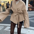 Elegante blazer corto beige in misto lana con cintura e maniche ampie per l'autunno - S / Cachi