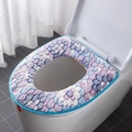 Dicker Plüsch-WC-Sitzbezug mit Blumenmuster in Blau und Lila auf weißer Toilette - Klettverschluss-Stil / Saphirblau