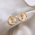 Boucles d'oreilles rose en argent s925 avec relief doré sur base nacre blanche - Boucles d'Oreilles Rose en Coquillage - E5682 Or
