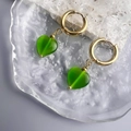 Dettaglio degli orecchini a cerchio in acciaio placcato oro con pendente a cuore in opale - Cuore Verde