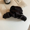 Detalle de la elegante pinza para el cabello de satén negro con textura sedosa y brillo - Pinza de pelo negra