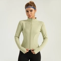 Veste de yoga ajustée vert clair avec col montant et trous de pouce fonctionnels - Vert Cardamome