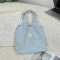 Hellblaue Tweed-Einkaufstasche mit schickem Webmuster und gewebten Henkeln für Damen - Blau