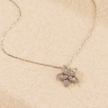Elegante collana in argento s925 con pendente a fiore in zirconi lucidi su catena sottile - Stile Fiore a Cinque Petali/Stella / Oro Bianco