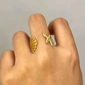 Dettaglio anello regolabile dorato con design a conchiglia e stella marina sulla mano - Anello Aperto Stella Marina e Conchiglia Oro (K646)