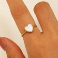 Bague cœur vintage avec anneau torsadé doré et finition émail blanc au doigt - Style Texture de Cœur Blanc (WG-1470)