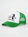 Dettaglio del cappello trucker a rete verde con texture e stampa di orso e stella - Regolabile / Verde