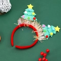Detalle de diadema de árbol de Navidad con lentejuelas verdes y pompones sobre base roja - Verde Claro