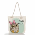 Dettaglio della borsa tote in tela beige con stampa gufo e manici in corda spessa - Gufo Mignon Con Fiocco Rosa
